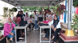 Panitia reuni berpose bersama. Foto: Ist