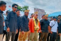 Komisioner KPU RI Parsadaan Harahap saat disambut Komisioner KPU Mubar (Foto:Lyku) 