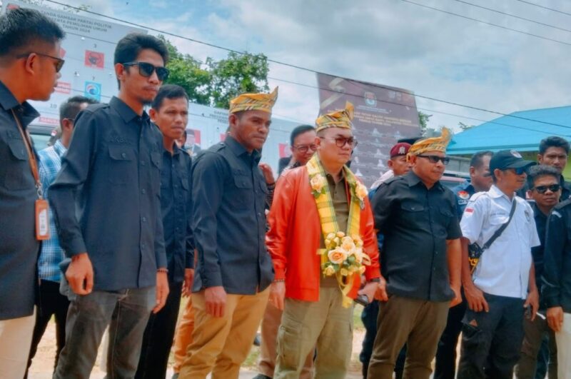 Komisioner KPU RI Parsadaan Harahap saat disambut Komisioner KPU Mubar (Foto:Lyku) 