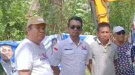 Ketua Bappilu Perindo Muna, Firman Anwar, bersama warga mengawal pembukaan JUT (Foto:Istimewa) 