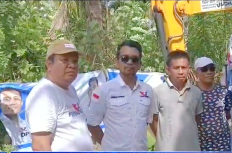 Ketua Bappilu Perindo Muna, Firman Anwar, bersama warga mengawal pembukaan JUT (Foto:Istimewa) 