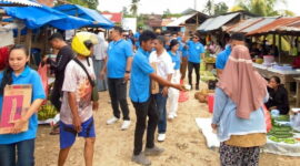 Aksi Baret Prabowo Sultra bagi-bagi makanan dan susu di pasar wilayah Kepulauan Buton. Foto: One