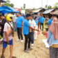 Aksi Baret Prabowo Sultra bagi-bagi makanan dan susu di pasar wilayah Kepulauan Buton. Foto: One