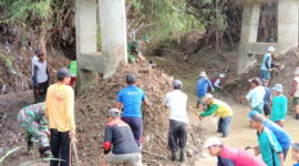 Aksi bersih-bersih aparat dan warga di sepanjang sungai. Foto: Ist