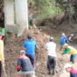 Aksi bersih-bersih aparat dan warga di sepanjang sungai. Foto: Ist