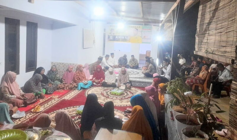 Acara yasinan di kediaman Anwar. Foto: Ist