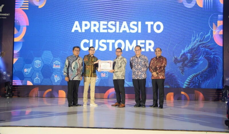 Foto bersama jajaran Kementerian Komunikasi dan Informatika (Kominfo) dan PT Pos Indonesia (Persero) di acara POSIND Day. Foto: Ist