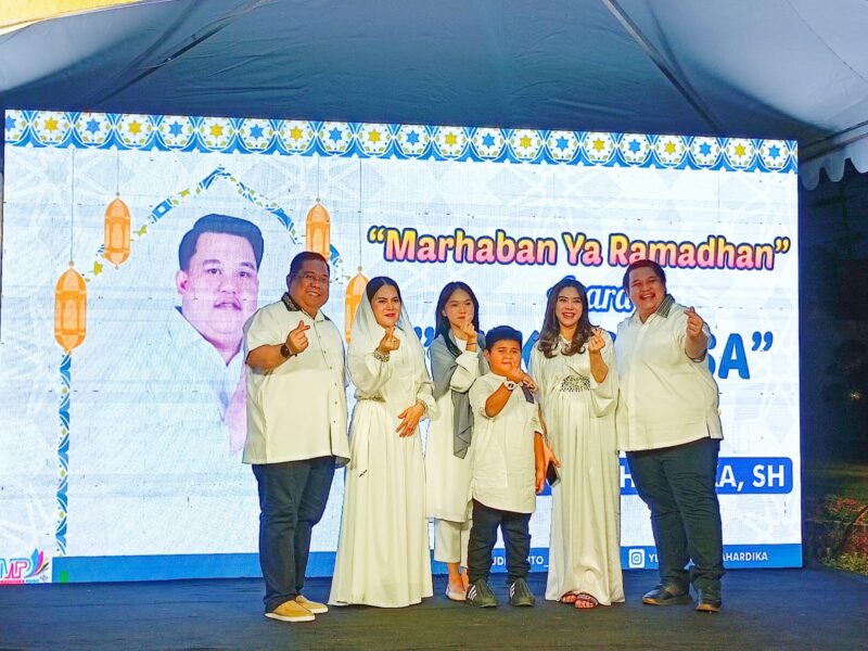 Anton Timbang bersama keluarga (Foto: istimewa)