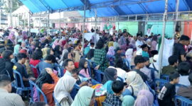 Antusias warga Kota Kendari yang membludak saat menghadiri buka puasa bersama bakal calon Gubernur Sultra, Ruksamin, di Kelurahan Wua-wua, Kota Kendari, Sabtu (30/3/2024). Foto: Ismail