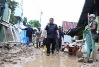 Pj Gubernur Sultra Kunjungi Warga Terdampak Banjir di Kota Kendari. Foto: Ist