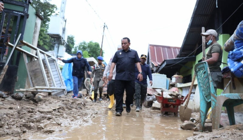 Pj Gubernur Sultra Kunjungi Warga Terdampak Banjir di Kota Kendari. Foto: Ist