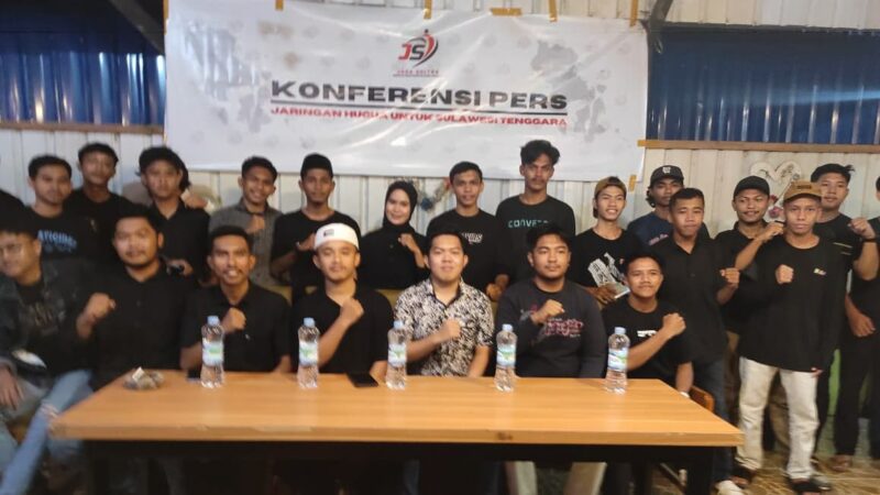 Sekumpulan pemuda yang menamakan diri Jaringan Hugua untuk Sulawesi Tenggara (Jaga Sultra) mendeklarasikan dukungan terhadap Hugua untuk maju pada pemilihan Gubernur (Pilgub) Sultra 2024 di salah satu warung kopi di Kota Kendari, Jumat (29/3/2024). Foto: Ismail
