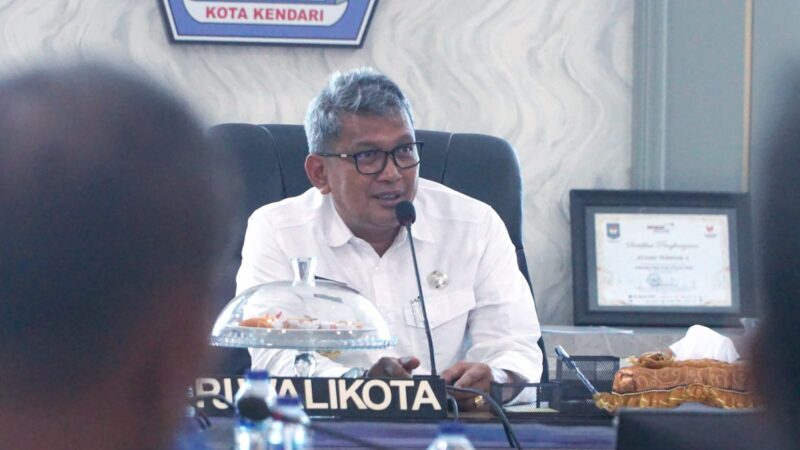 Penjabat (Pj) Wali Kota Kendari Muhammad Yusup saat memimpin rapat (Foto: Istimewa/fnews.id)