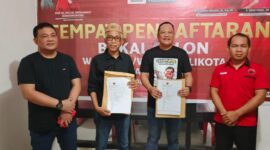 Laode Muhrim Bay dan Sastra Alamsyah, didampingi pengurus DPC PDIP Kota Kendari (Foto: Istimewa)