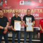 Laode Muhrim Bay dan Sastra Alamsyah, didampingi pengurus DPC PDIP Kota Kendari (Foto: Istimewa)
