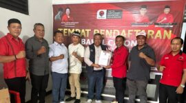 Liaison Officer SKI saat mengambil Formulir di Kantor DPC PDIP Kota Kendari (Foto: Istimewa)