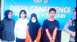 Kedua pelaku saat digelandang ke Polresta Kendari (Foto: Fnews.id)