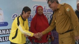 Pj. Wali Kota Kendari, Muhammad Yusup saat menyambangi masyarakat  penerima bantuan (Foto: Istimewa)