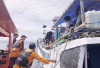Tim Rescue Pos SAR Baubau Evakuasi Penumpang Kapal Rakyat Q Express di Perairan Batauga (foto: istimewa)