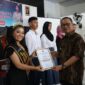 Pj. Bupati Kolut, Sukanto Toding Beri Penghargaan kepada Duta Wisata Kolut (Foto : istimewa)