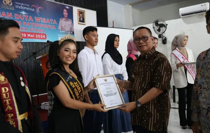 Pj. Bupati Kolut, Sukanto Toding Beri Penghargaan kepada Duta Wisata Kolut (Foto : istimewa)