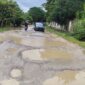 Kondisi jalan kampung baru yang berlubang (Foto: FNEWS.id