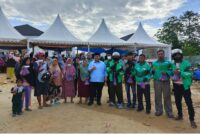 Yudhianto Mahardika bersama masyarakat kota Kendari penerima Kurban (Foto: Istimewa)