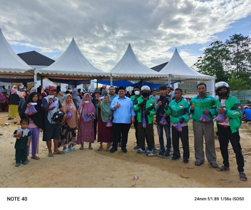 Yudhianto Mahardika bersama masyarakat kota Kendari penerima Kurban (Foto: Istimewa)