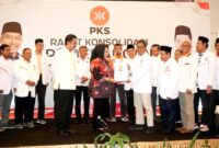 Tina Nur Alam saat menerima Surat Keputusan dari PKS (Foto: Istimewa)