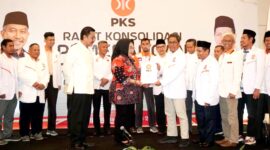 Tina Nur Alam saat menerima Surat Keputusan dari PKS (Foto: Istimewa)