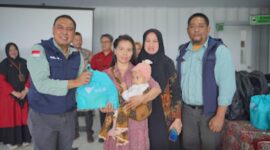 Management PT Vale saat memberikan bantuan Paket Stunting (Foto: Dok. PT Vale)