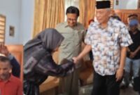 Tina Nur Alam bersama Nur Alam saat menyalami  La Ode Rifai Pedansa (Foto: Istimewa)