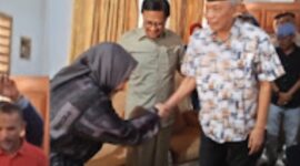 Tina Nur Alam bersama Nur Alam saat menyalami  La Ode Rifai Pedansa (Foto: Istimewa)