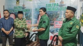 Ketua Penjaringan PBB Muna, Kaharudin Jalil saat menerima berkas pendaftaran Drs Bachrun, M.Si (Foto: Ist)