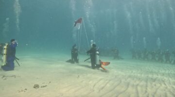 Spektakuler! Pengibaran Bendera Merah Putih Bawah Laut di Desa Wisata Namu Gaet Puluhan Penyelam