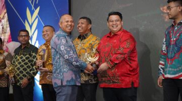 Yudhianto Mahardika Anton Timbang Terima Penghargaan Pemuda Inspiratif di Sultra Awards 2024