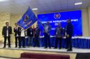 Akhmad Munir, Mengangkat bendera Pataka saat terpilih menjadi ketua PWI Pusat periode 2025-2030 (Foto: Ist)
