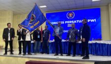 Akhmad Munir, Mengangkat bendera Pataka saat terpilih menjadi ketua PWI Pusat periode 2025-2030 (Foto: Ist)
