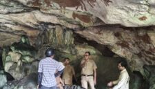 Kadis Pariwisata Muna, La Ode Masrul, saat mengunjungi salah satu situs yang berada di kawasan Karst Liang Kabori (Foto: Ist)