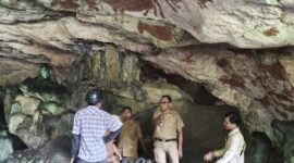 Kadis Pariwisata Muna, La Ode Masrul, saat mengunjungi salah satu situs yang berada di kawasan Karst Liang Kabori (Foto: Ist)