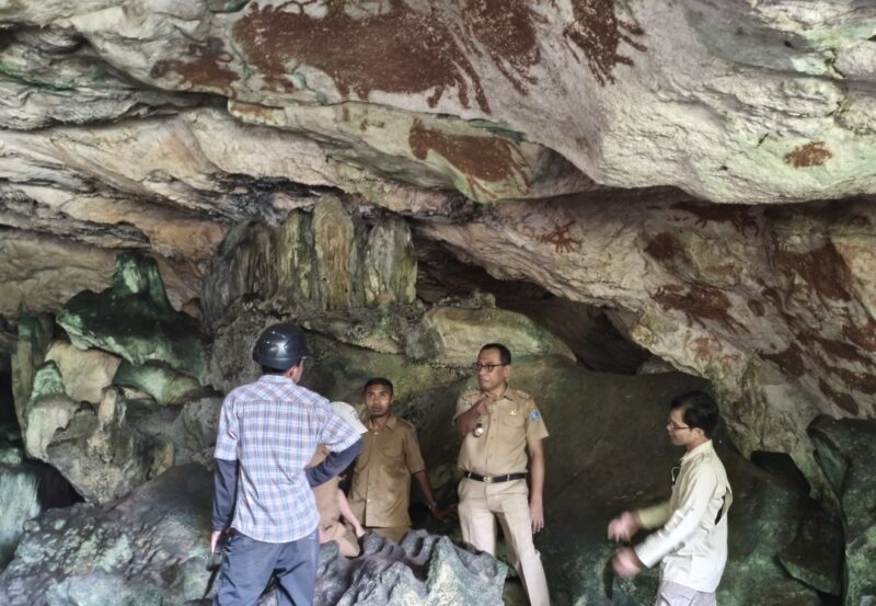 Kadis Pariwisata Muna, La Ode Masrul, saat mengunjungi salah satu situs yang berada di kawasan Karst Liang Kabori (Foto: Ist)